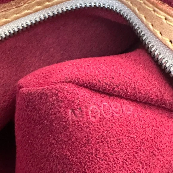 Louis Vuitton - Picture 15 of 17